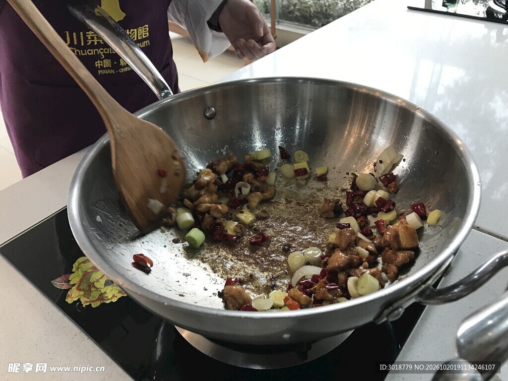 家常铁锅炒菜