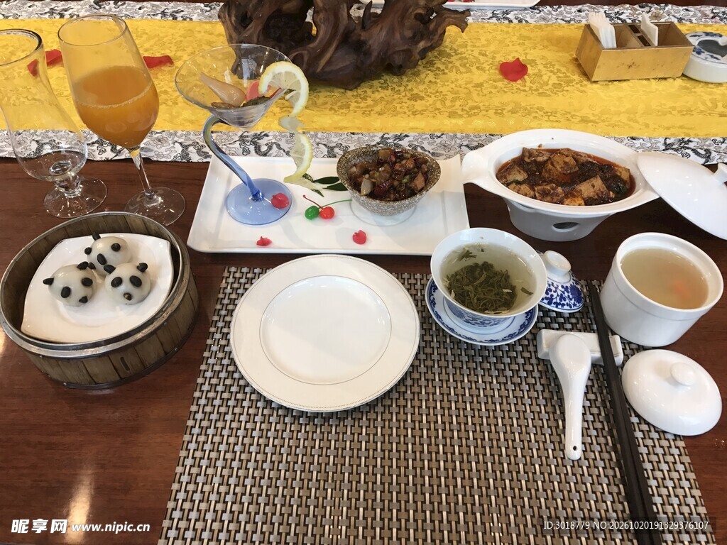 中餐餐桌美食摆盘