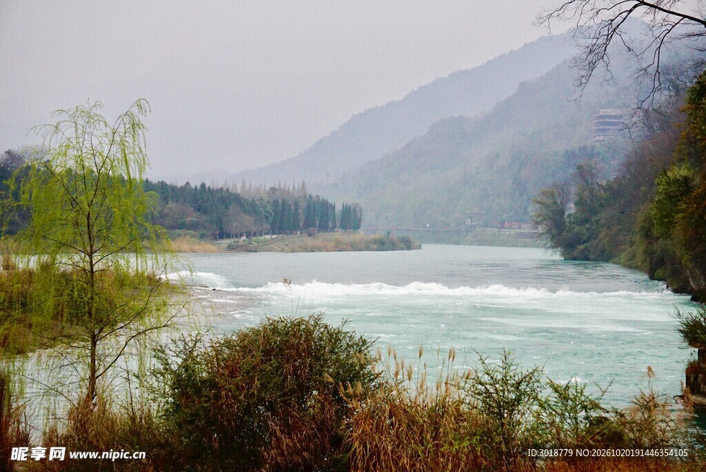 雾漫河畔山水风光