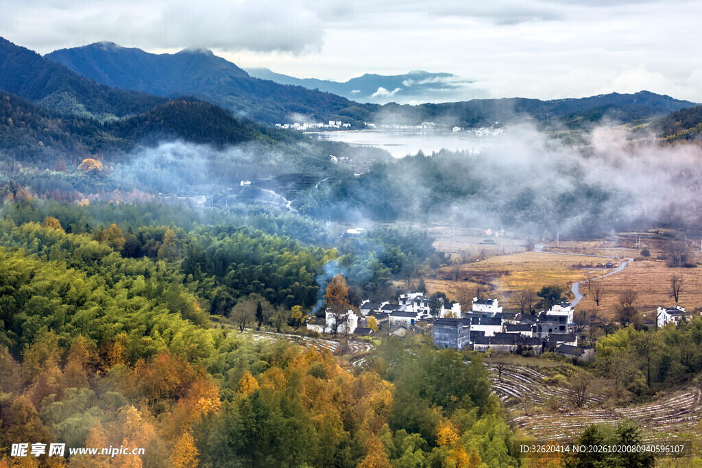 山村晨雾秋景