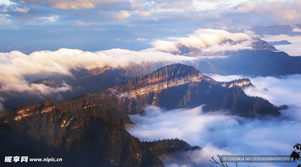 高山云海晨光美景