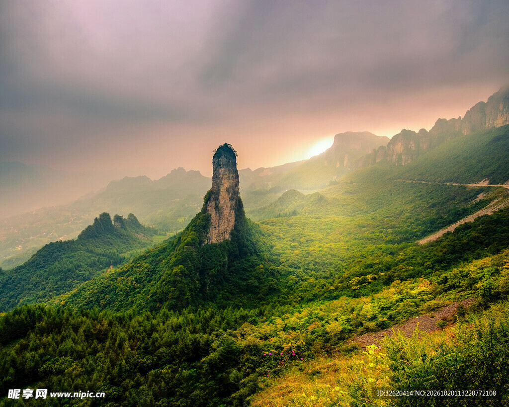 山野奇峰日出盛景