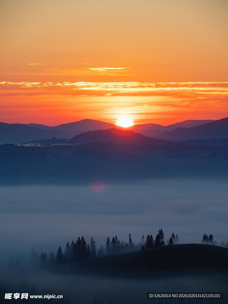 山间日出晨雾美景