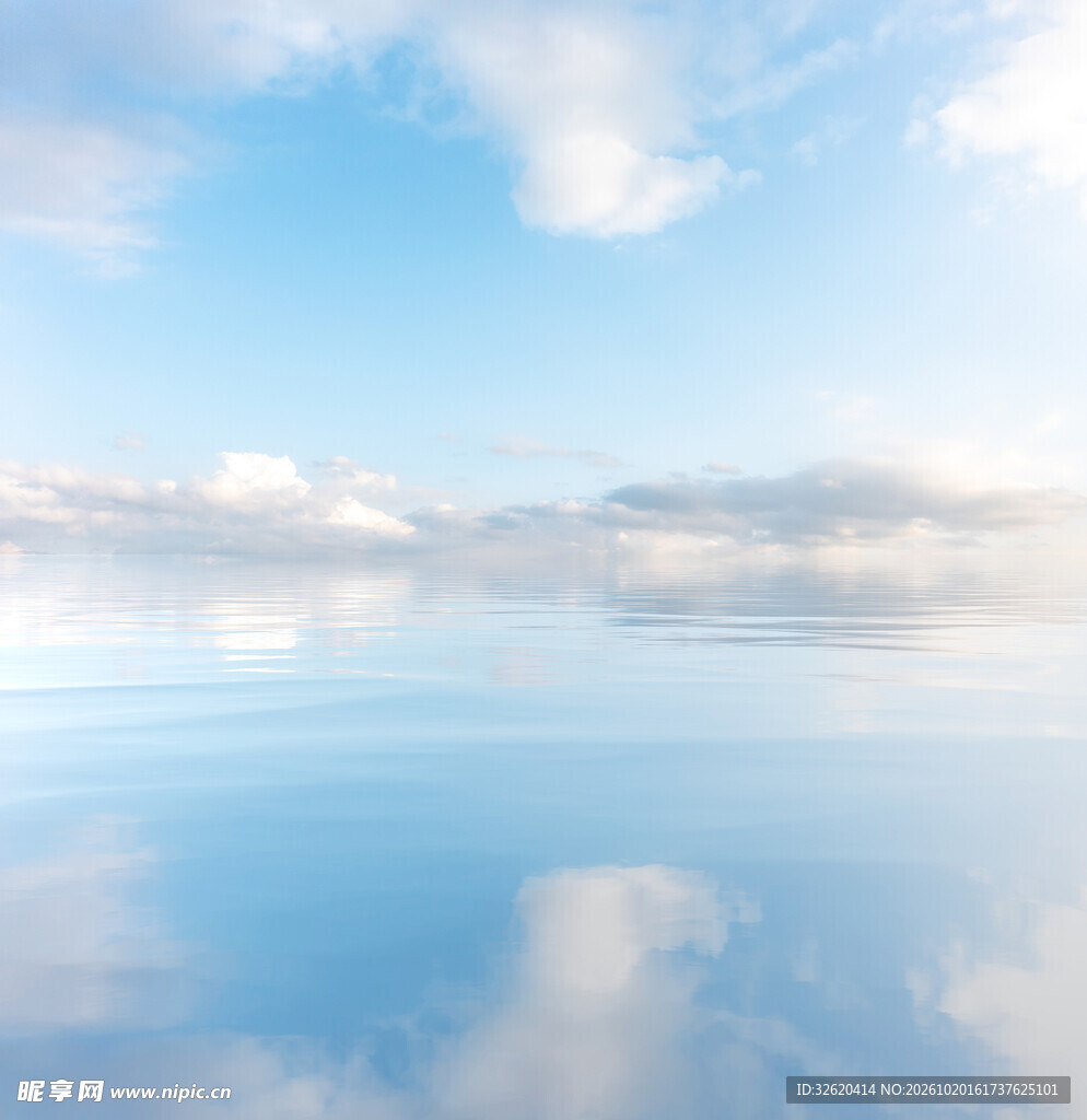 水天相映晴空湖景