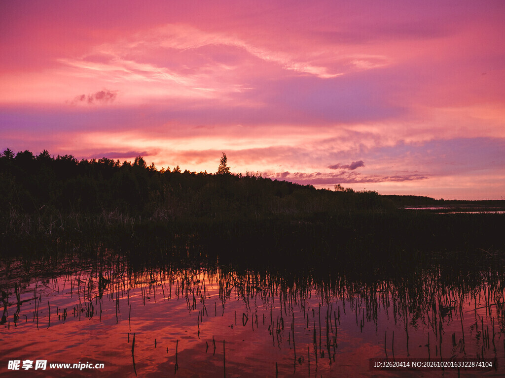 湖畔黄昏晚霞美景