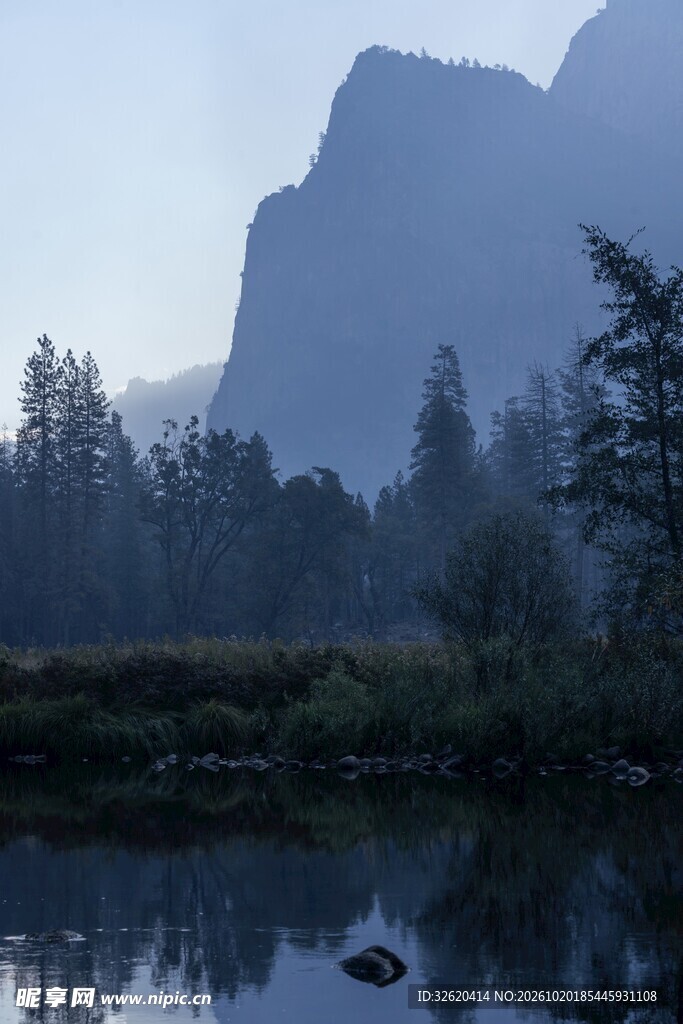 雾中山林湖景