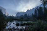 河谷山野朦胧晨景