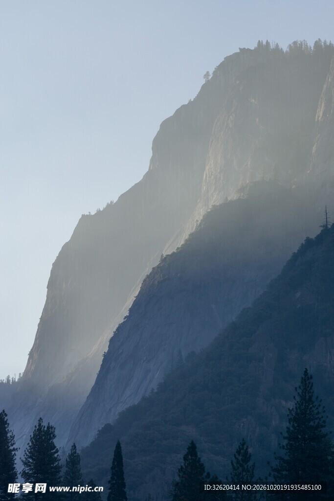 薄雾远山自然风景