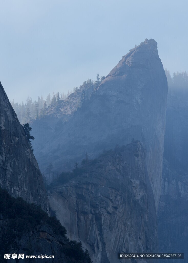 晨雾中的巍峨山峰