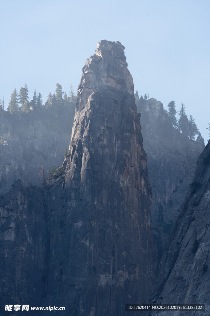 雾绕天然石拱奇峰