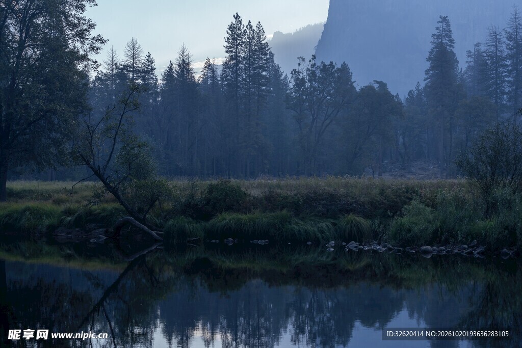 晨雾山林湖景