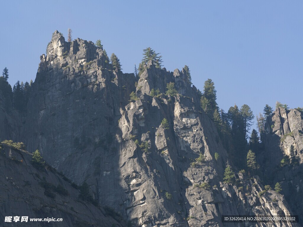 山间天然石拱奇景
