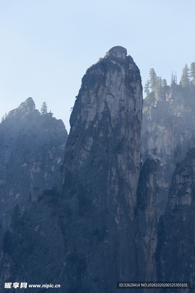雾绕奇峰山景