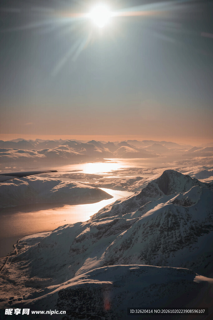 雪山云海日出盛景