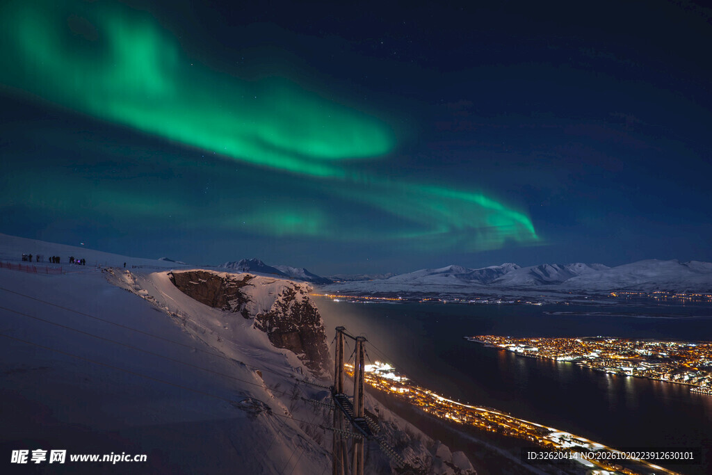 滨海夜空极光盛景