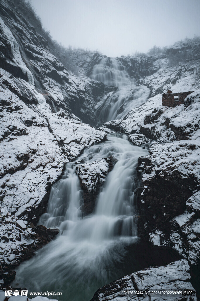 雪山飞瀑自然景观