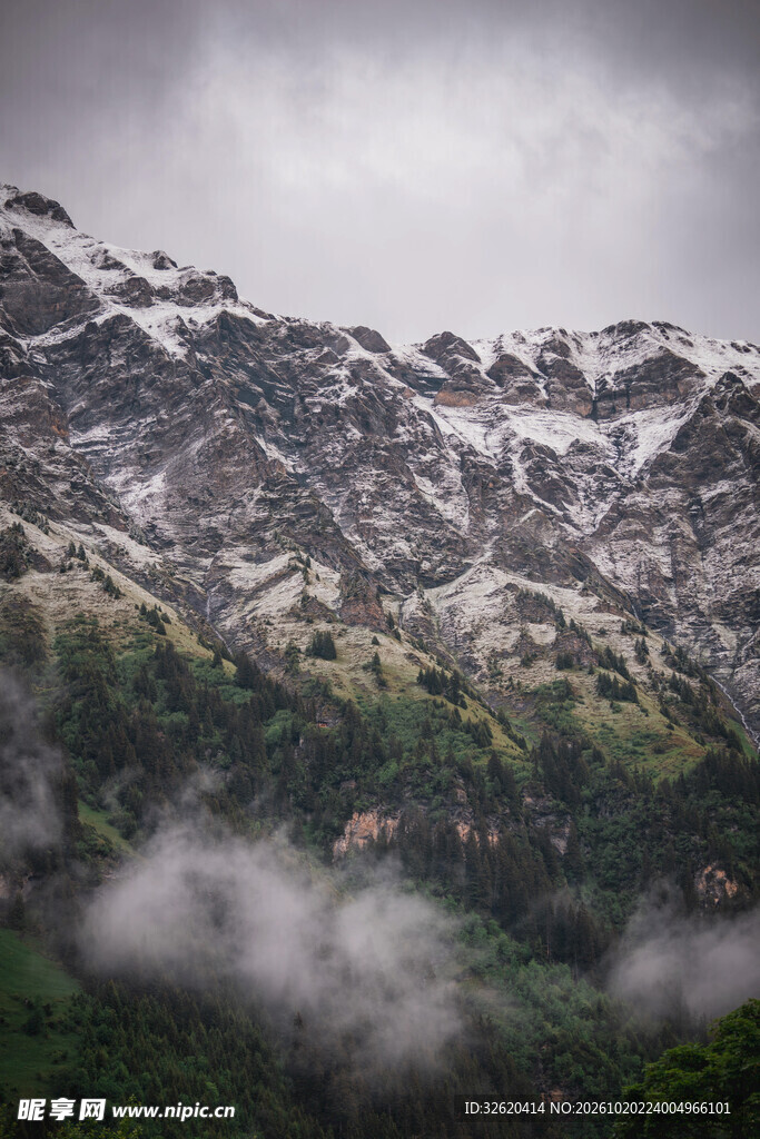 云雾缭绕雪山风光