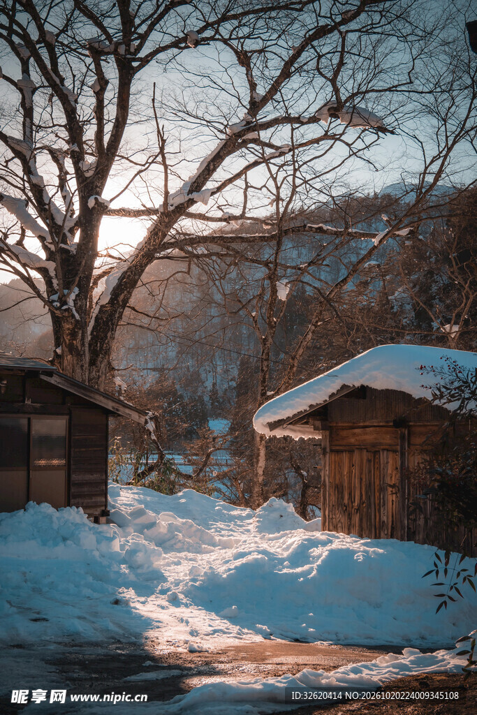 冬日雪后郊野小屋