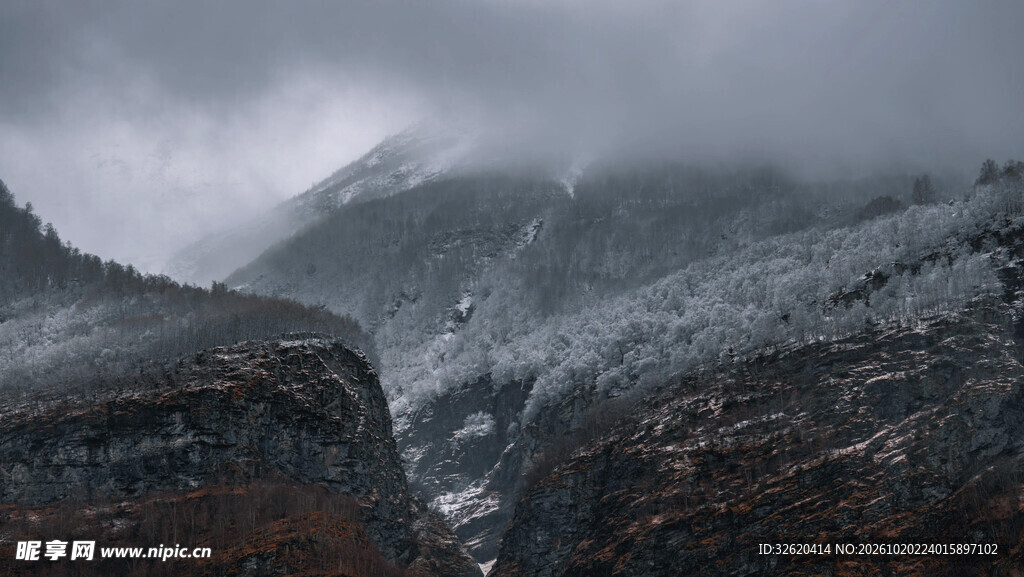 雾中山峦峡谷风光