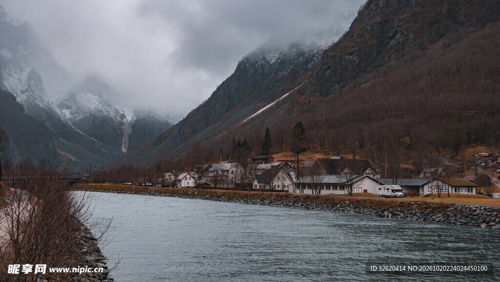 山麓河畔村落风景