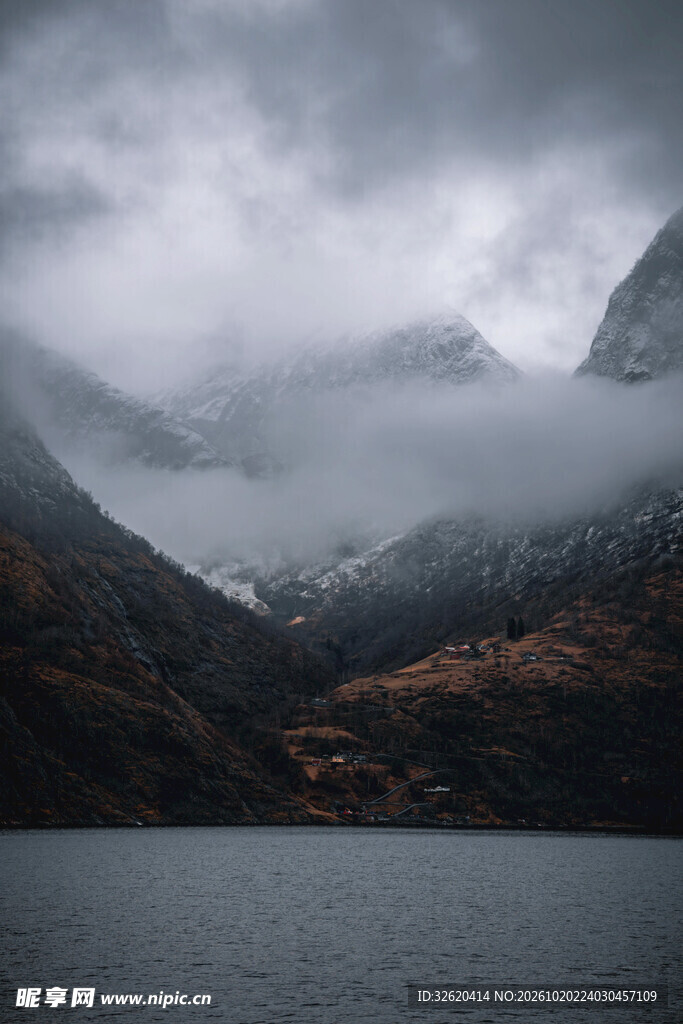 雨雾朦胧山湖风光