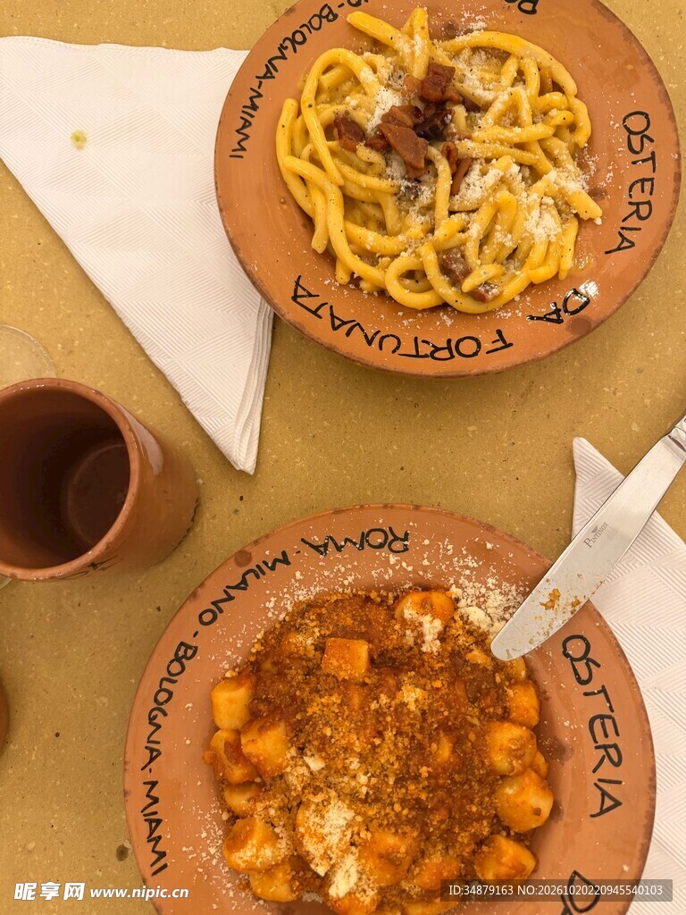 两份西式意面餐点