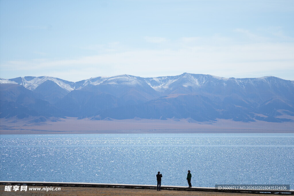 湖畔远眺雪山湖景