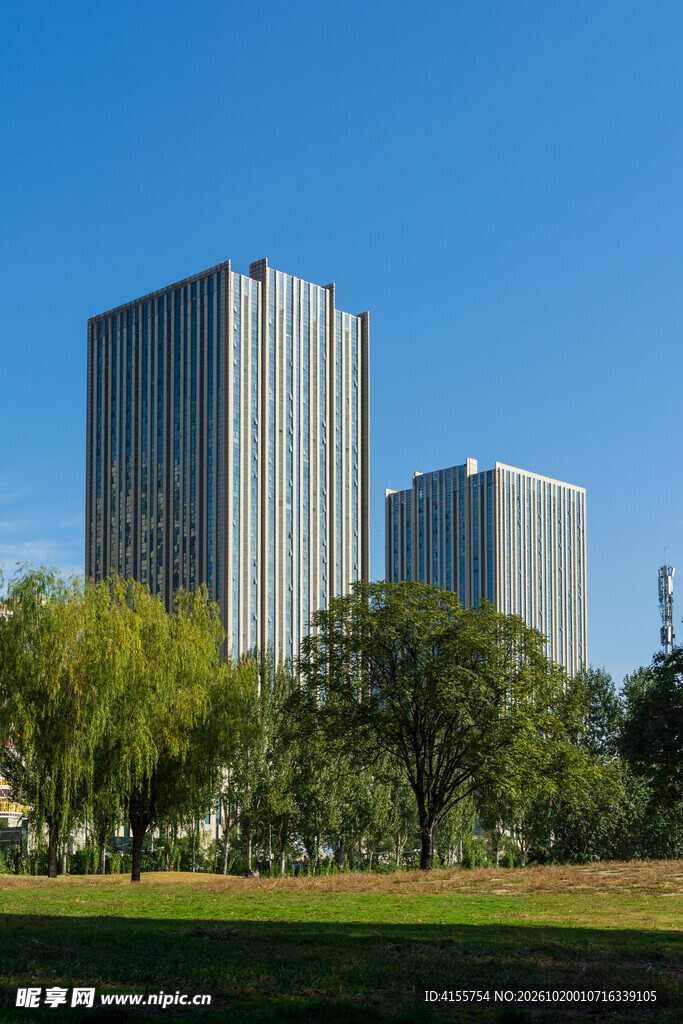 城市绿地旁的高层楼宇