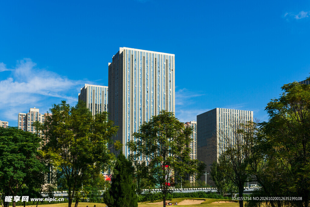 蓝天绿树映衬城市高楼