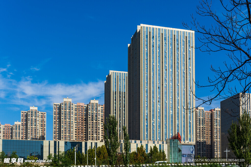 蓝天映衬城市高楼群