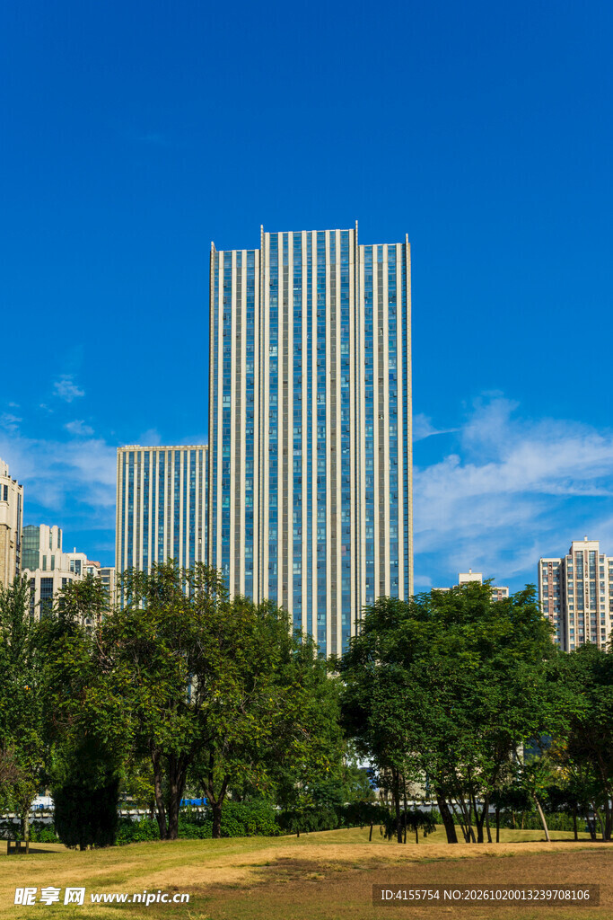 蓝天下的城市高层楼宇