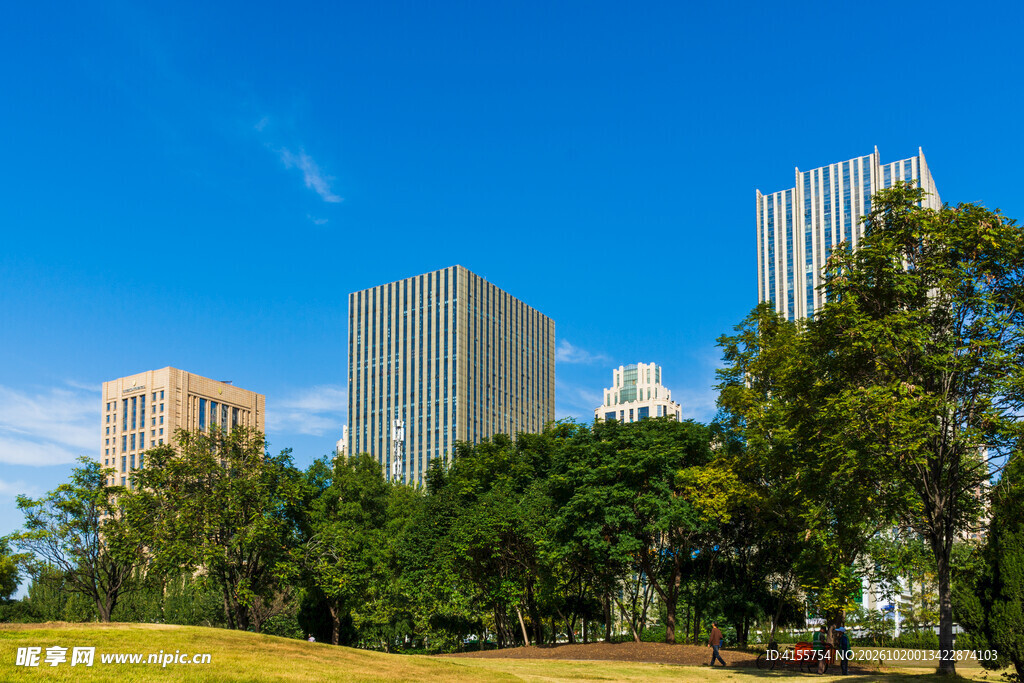 晴朗城市绿地建筑风光