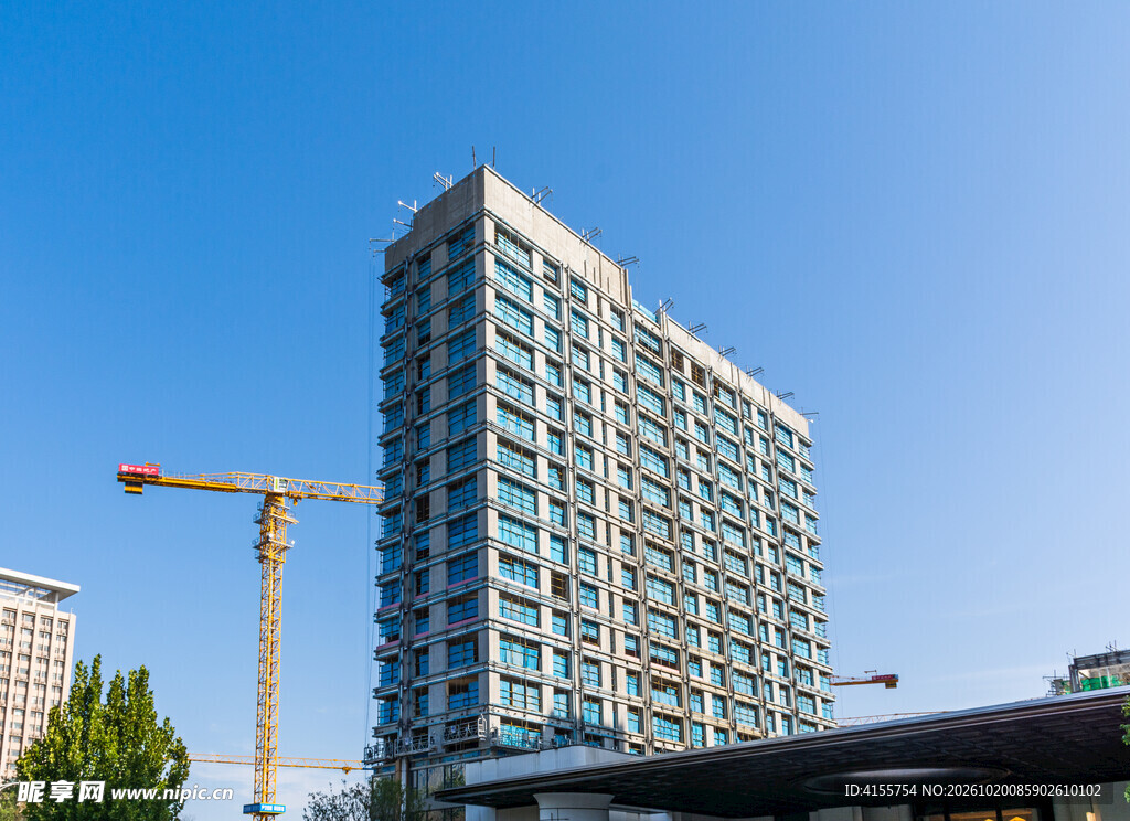 蓝天下在建高层楼宇