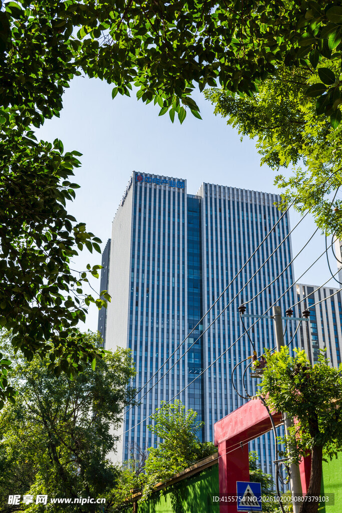 绿树掩映城市高楼