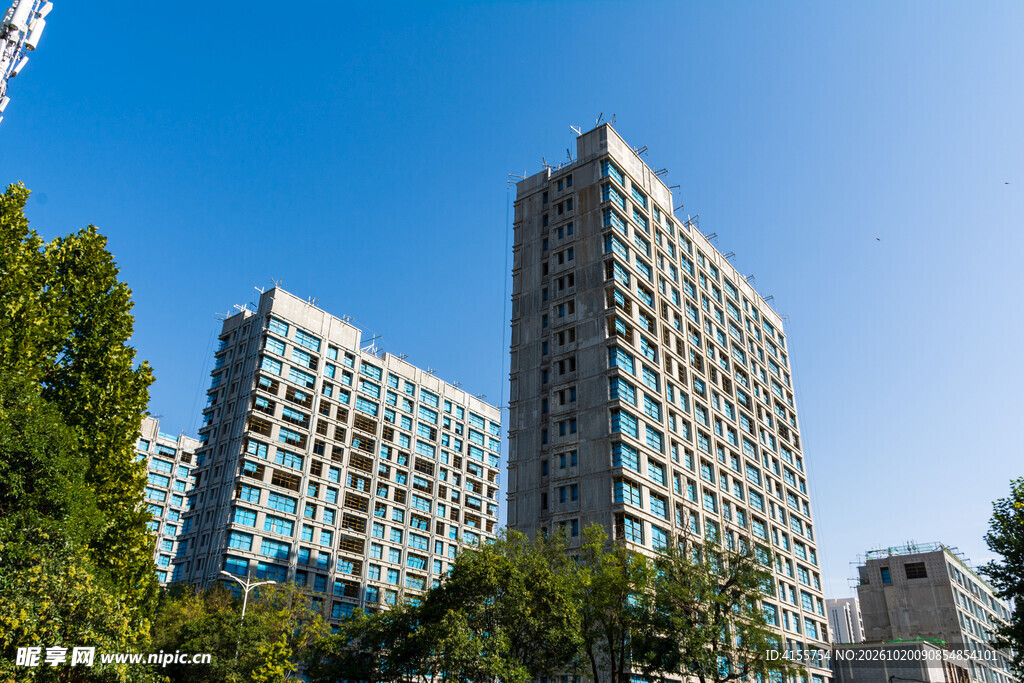 蓝天下高层住宅楼群