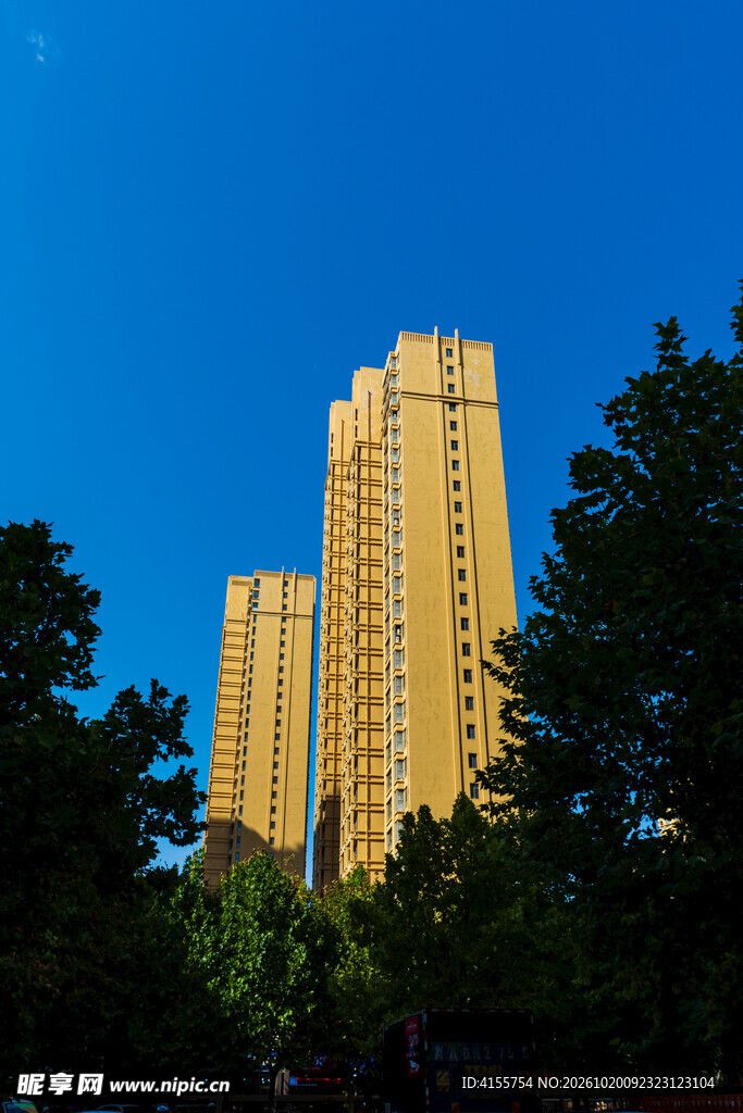 蓝天下高层住宅楼