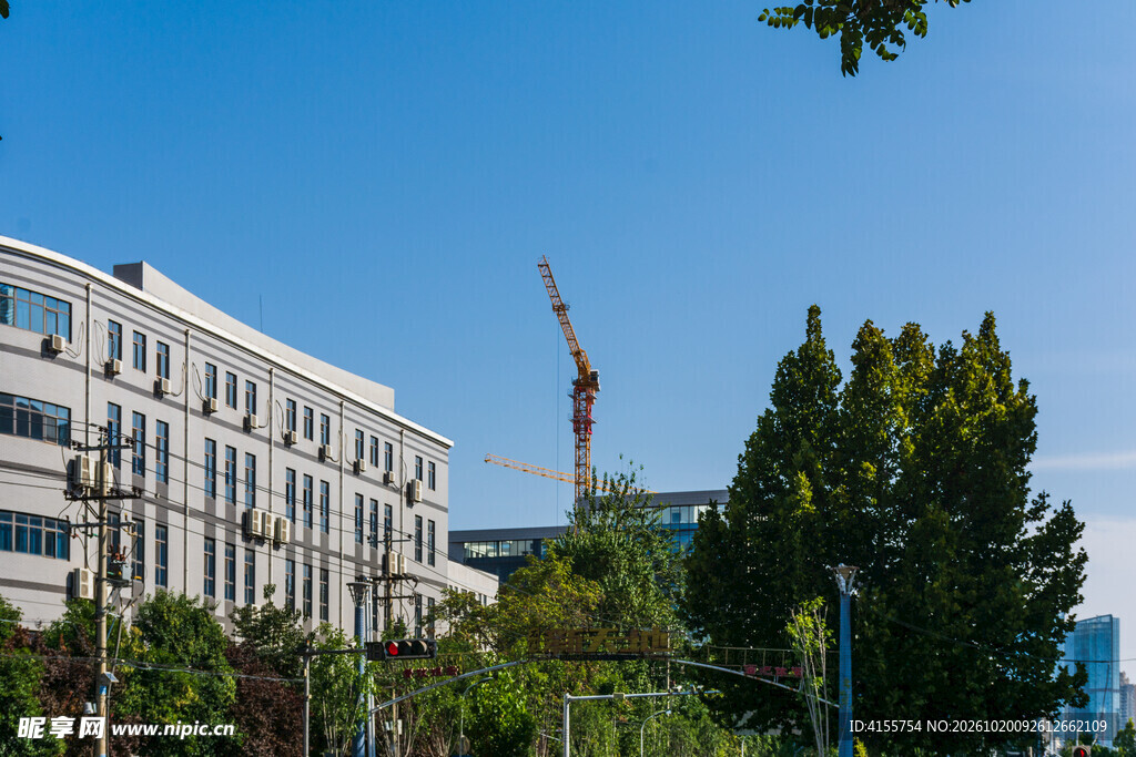 晴朗城市建筑风光