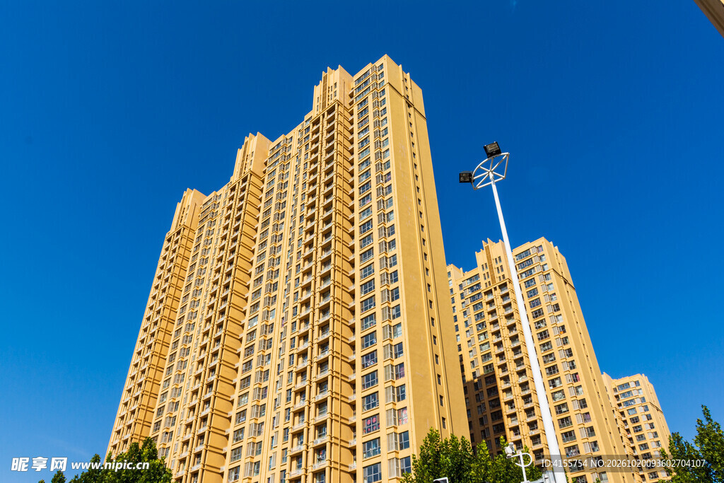 蓝天下的高层居民住宅楼