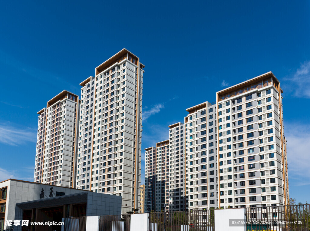 蓝天背景下的高层住宅