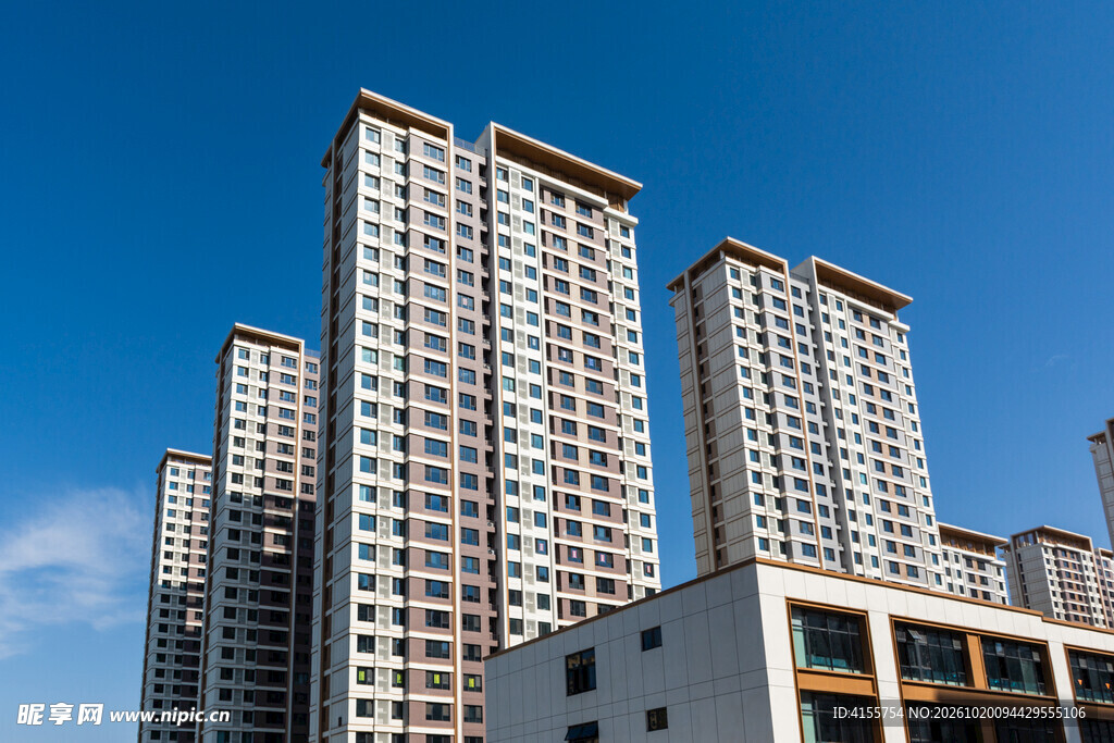 蓝天下的高层住宅楼