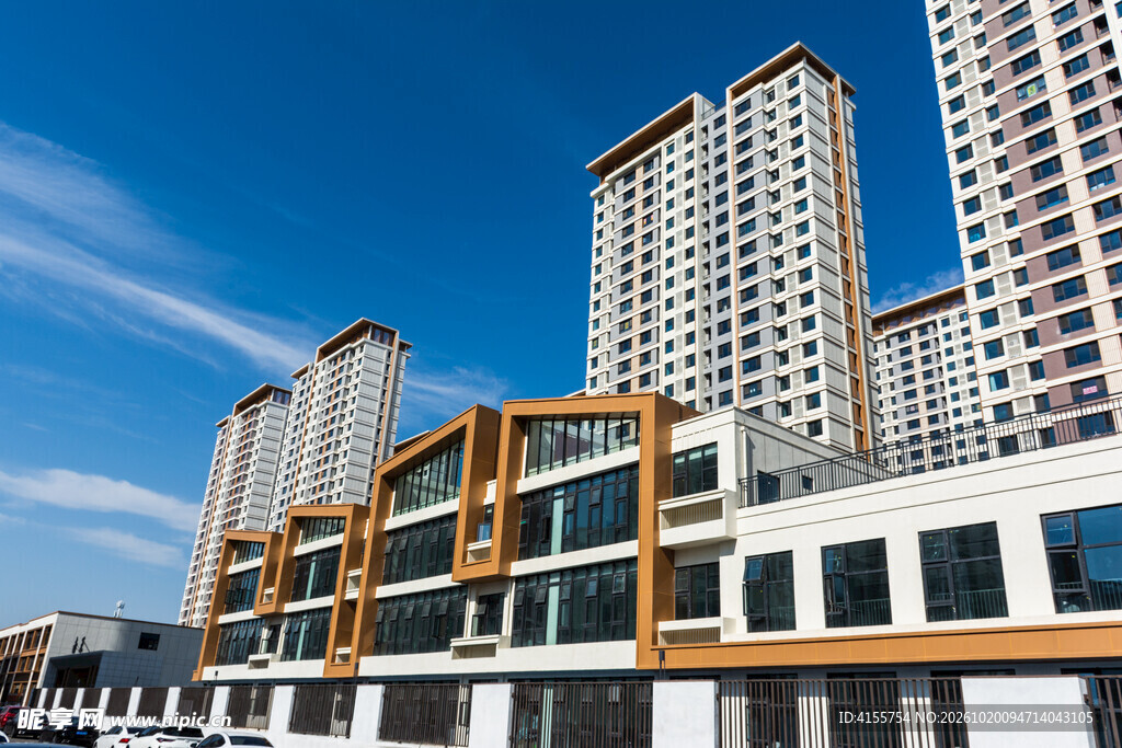 蓝天下的商住建筑群