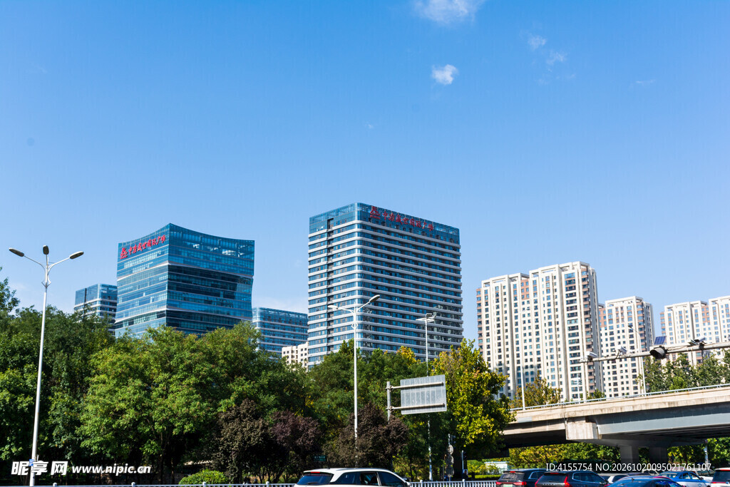 晴朗城市商务区街景