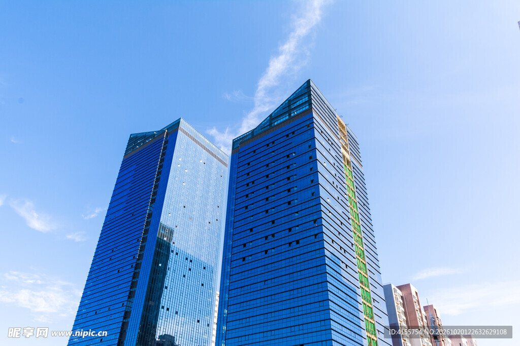 仰拍城市商务摩天大楼