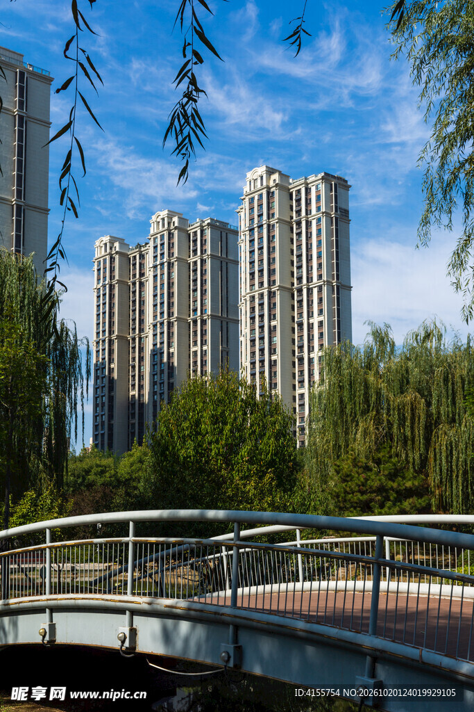 城市河畔住宅风光