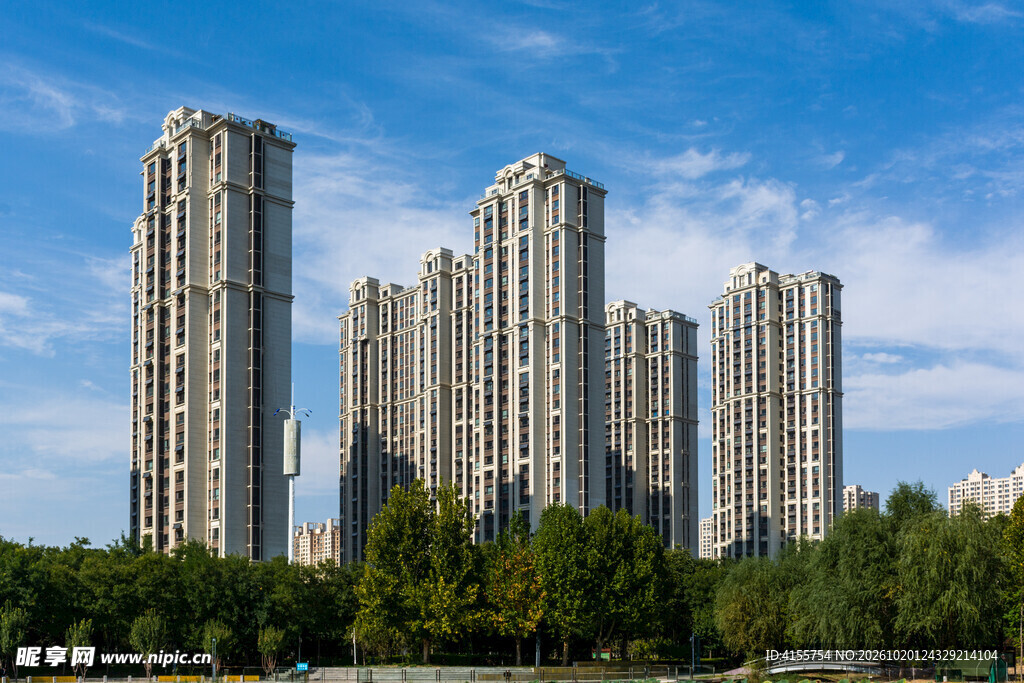 蓝天白云下的高层住宅