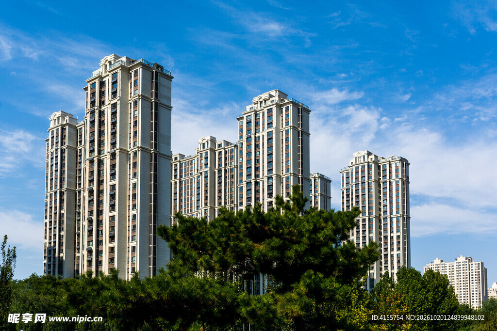 蓝天白云下的高层住宅