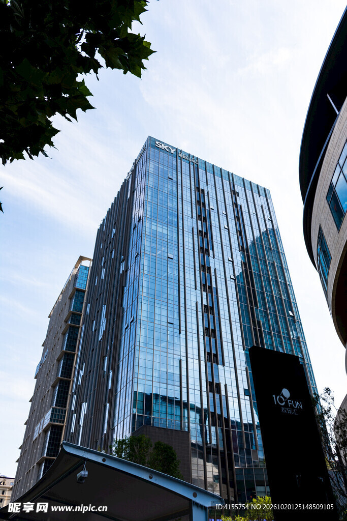 仰拍城市高层商务办公楼