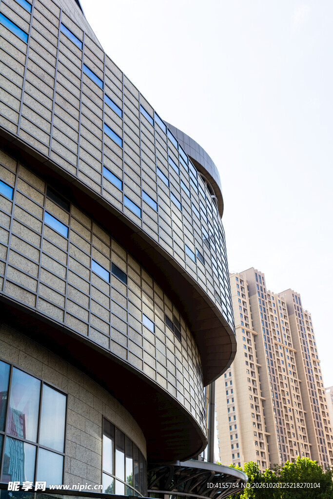 现代城市弧形建筑外观