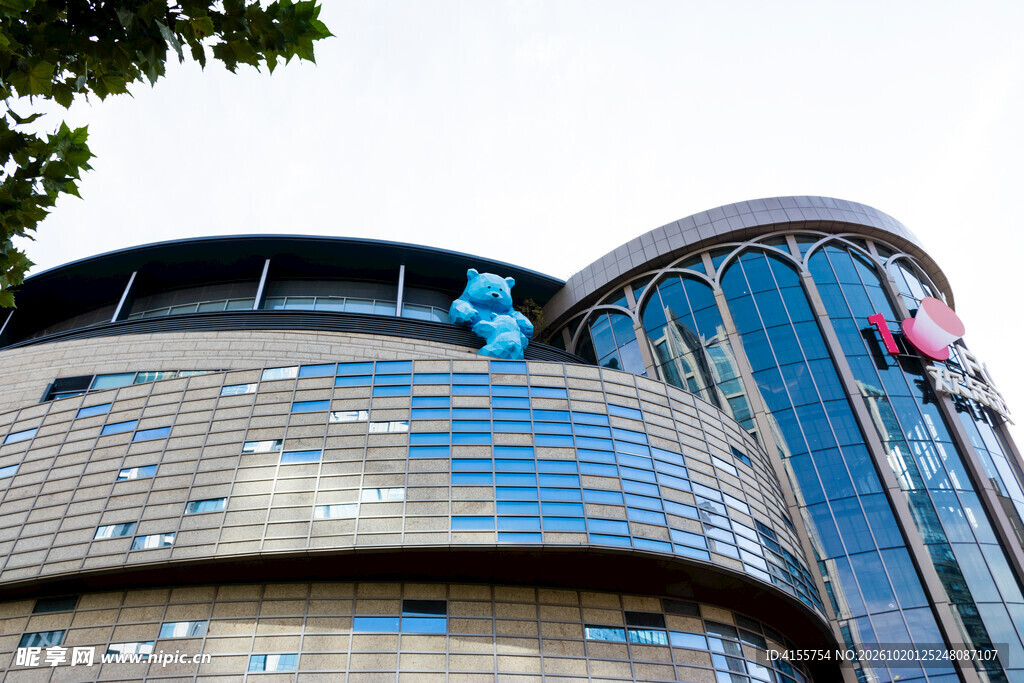 现代流线型建筑外观