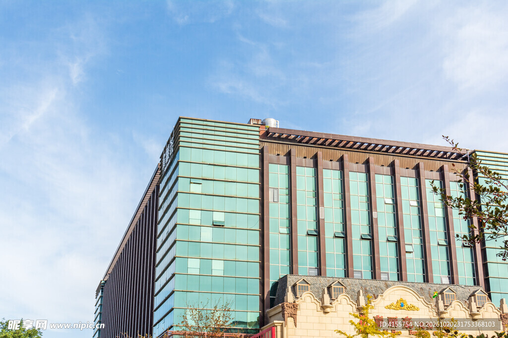 蓝天下的现代商务建筑